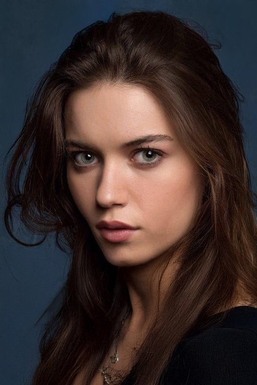 Afra Saraçoğlu oyuncu fotoğrafı