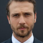 Aras Bulut İynemli oyuncu fotoğrafı