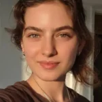 Ava Yaman oyuncu fotoğrafı