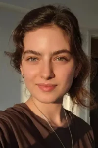 Ava Yaman oyuncu fotoğrafı
