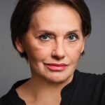 Nur Sürer Çirkin dizisi oyuncusu