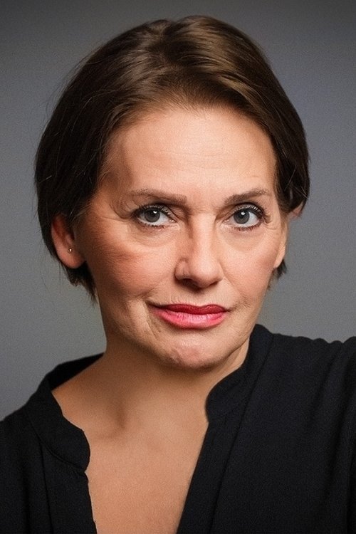 Nur Sürer Çirkin dizisi oyuncusu