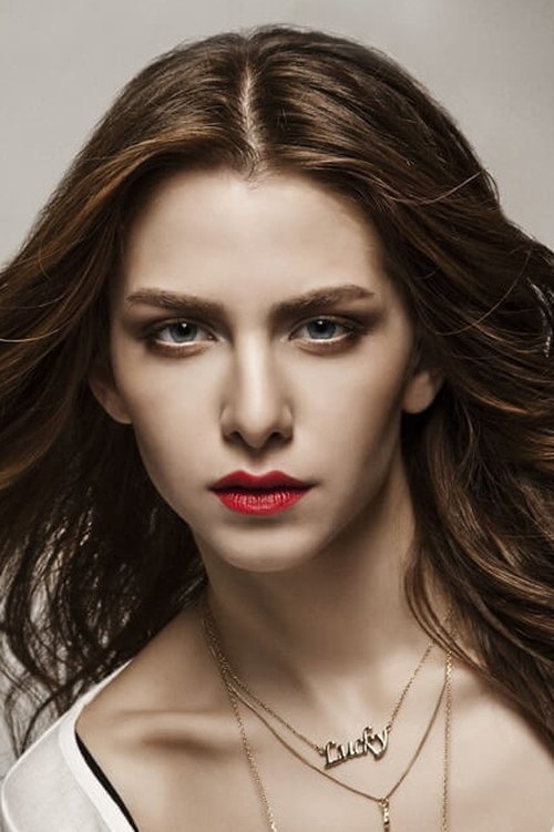 Ezgi Asaroğlu oyuncu fotoğrafı