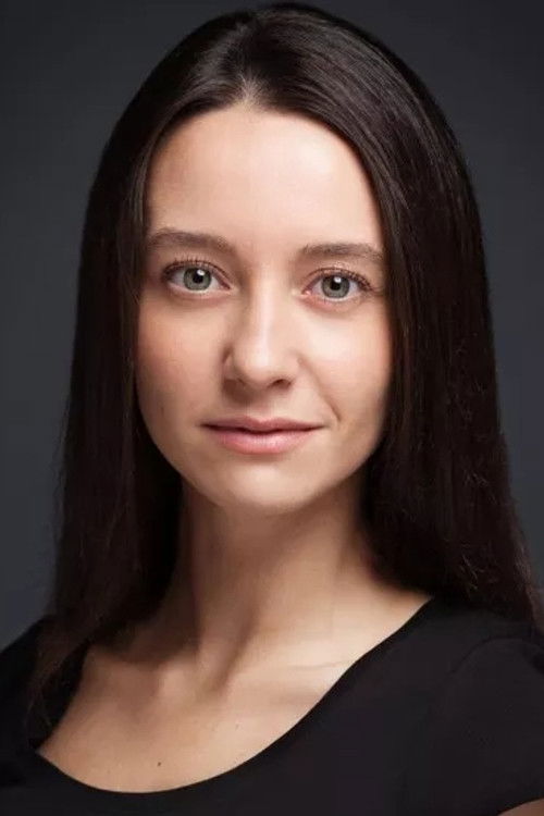 Hazal Kadak oyuncu fotoğrafı