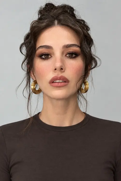Özge Gürel oyuncu fotoğrafı