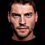 Akın Akınözü oyuncu fotoğrafı