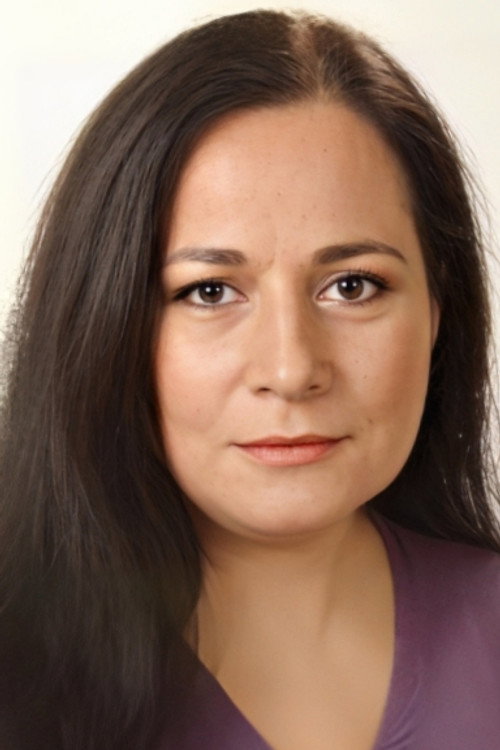 Ayşegül Uygurer oyuncu fotoğrafı