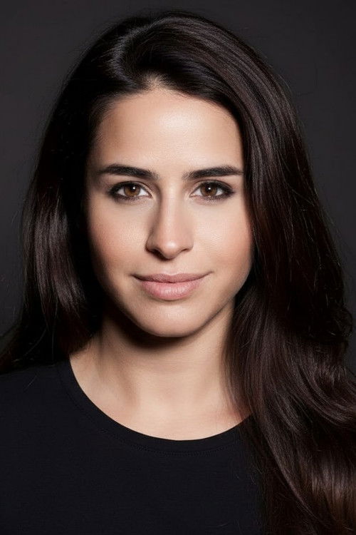Büşra Pekin oyuncu fotoğrafı