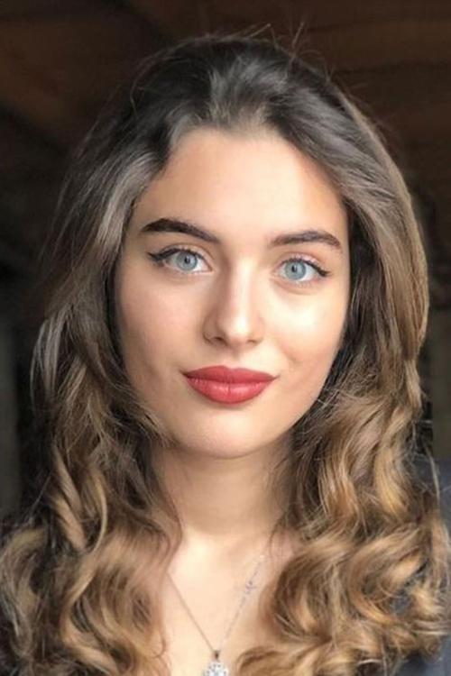 Çağla Şimşek oyuncu fotoğrafı