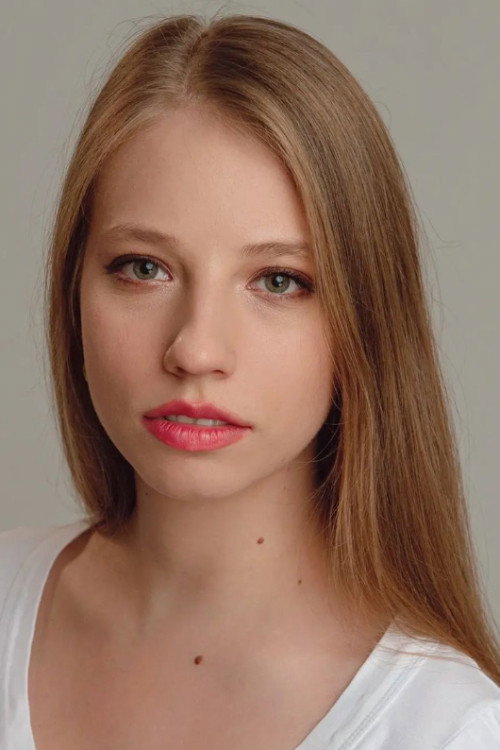 Dilara Mücaviroğlu oyuncu fotoğrafı