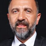 Ertuğrul Postoğlu oyuncu fotoğrafı