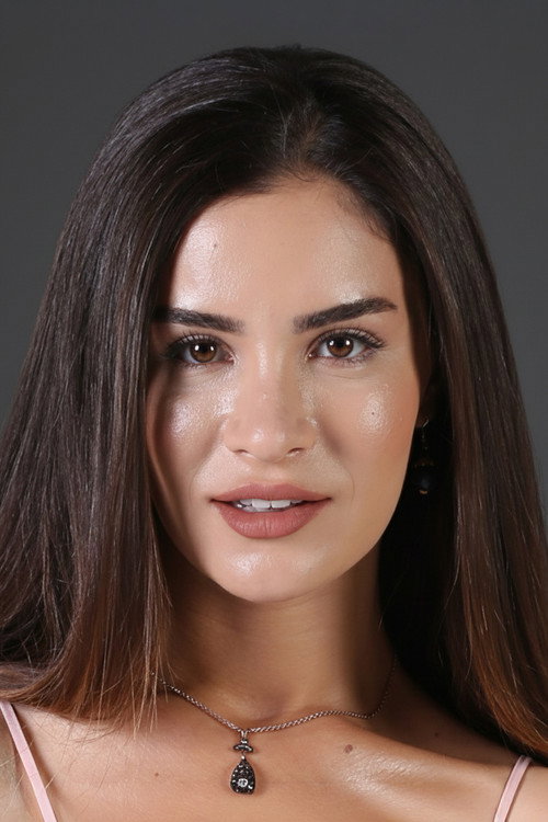 Feride Hilal Akın oyuncu fotoğrafı