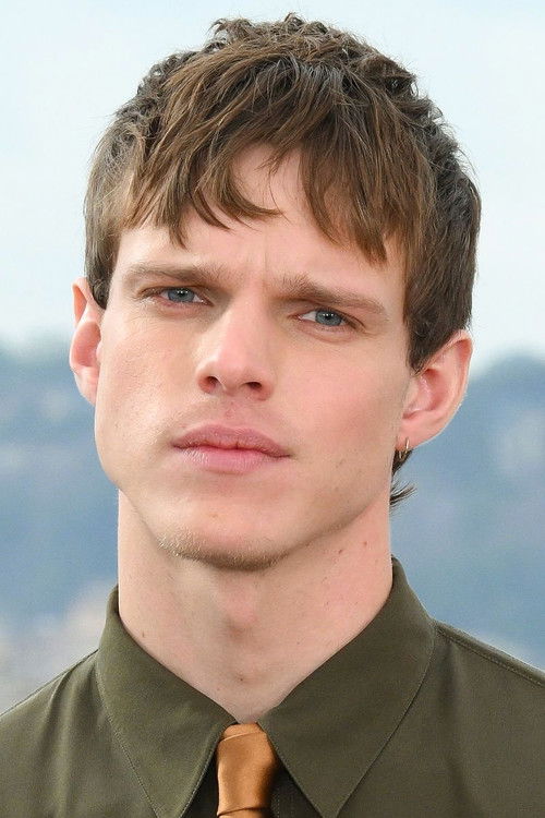 Finn Bennett oyuncu fotoğrafı