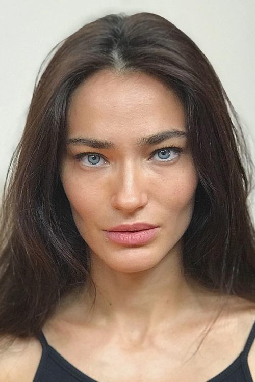 Saadet Işıl Aksoy oyuncu fotoğrafı