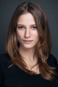 Serenay Sarıkaya Kimler Geldi Kimler Geçti dizisi oyuncusu