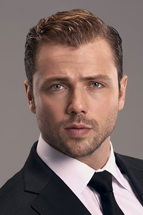 Tolga Sarıtaş oyuncu fotoğrafı