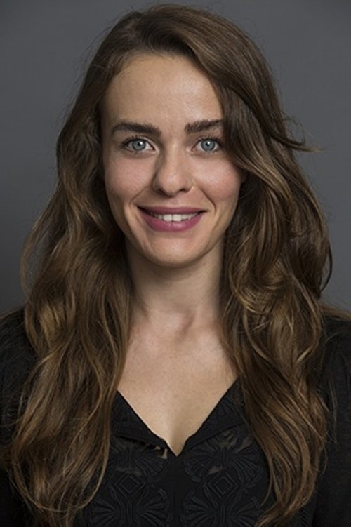 Tuğba Çom oyuncu fotoğrafı