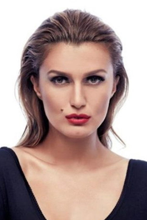 Tuğba Özay oyuncu fotoğrafı