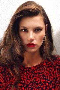 Yüsra Geyik Camdaki Kız dizisi oyuncusu