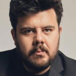 Eser Yenenler oyuncu fotoğrafı