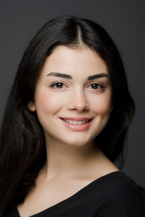 Özge Yağız oyuncu fotoğrafı